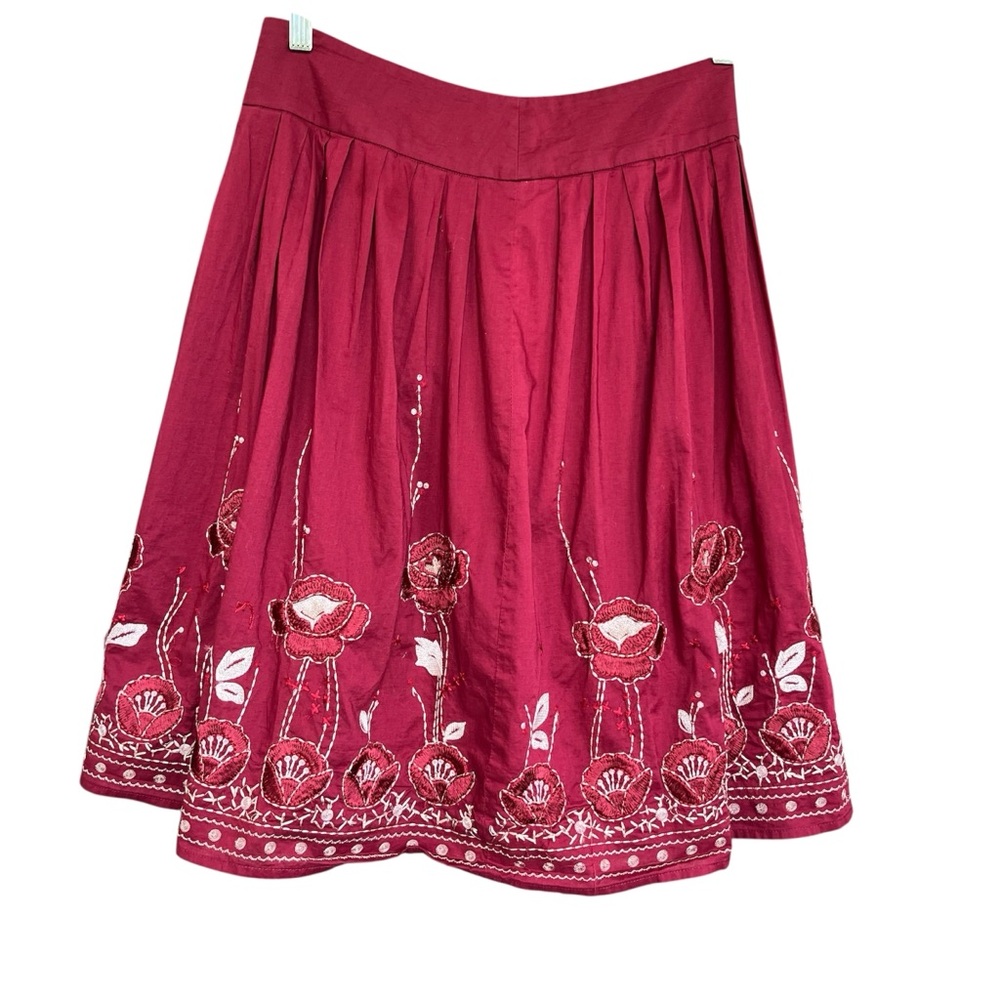 Antonio Melani Embroidered Burgundy Skirt Sz 6
Lined with zipper box pleat